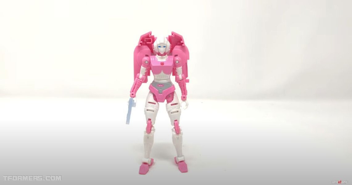 Earthrise Arcee Deluxe Class Review By PrimeVsPrime  (25 of 34)
